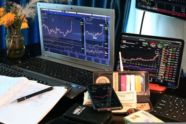 screen trading desk